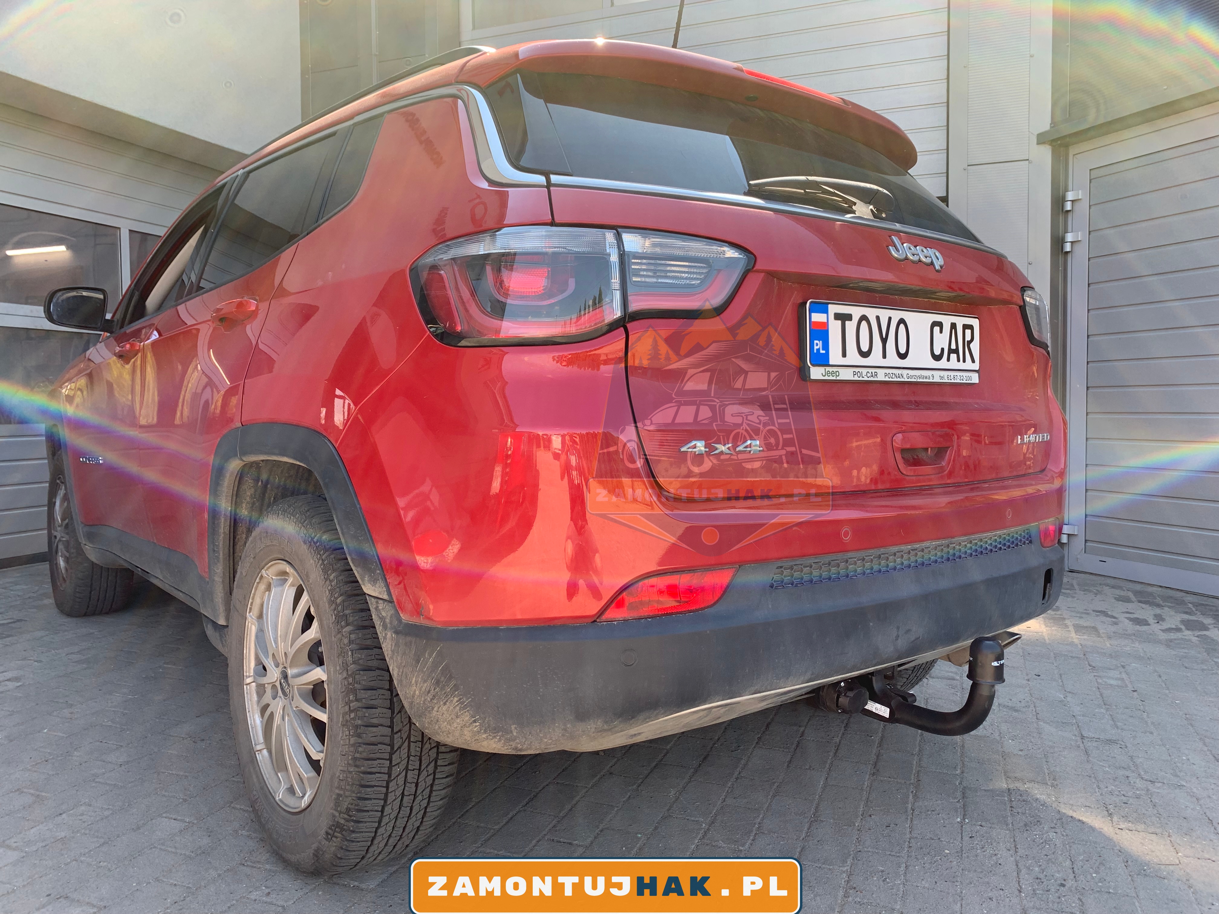 na zdjeciu samochod jeep compass po montazu haka holowniczego steinhof w poznaniu, zdjecie pokazuje samochod od tylu z zamontowanym hakiem holowniczym